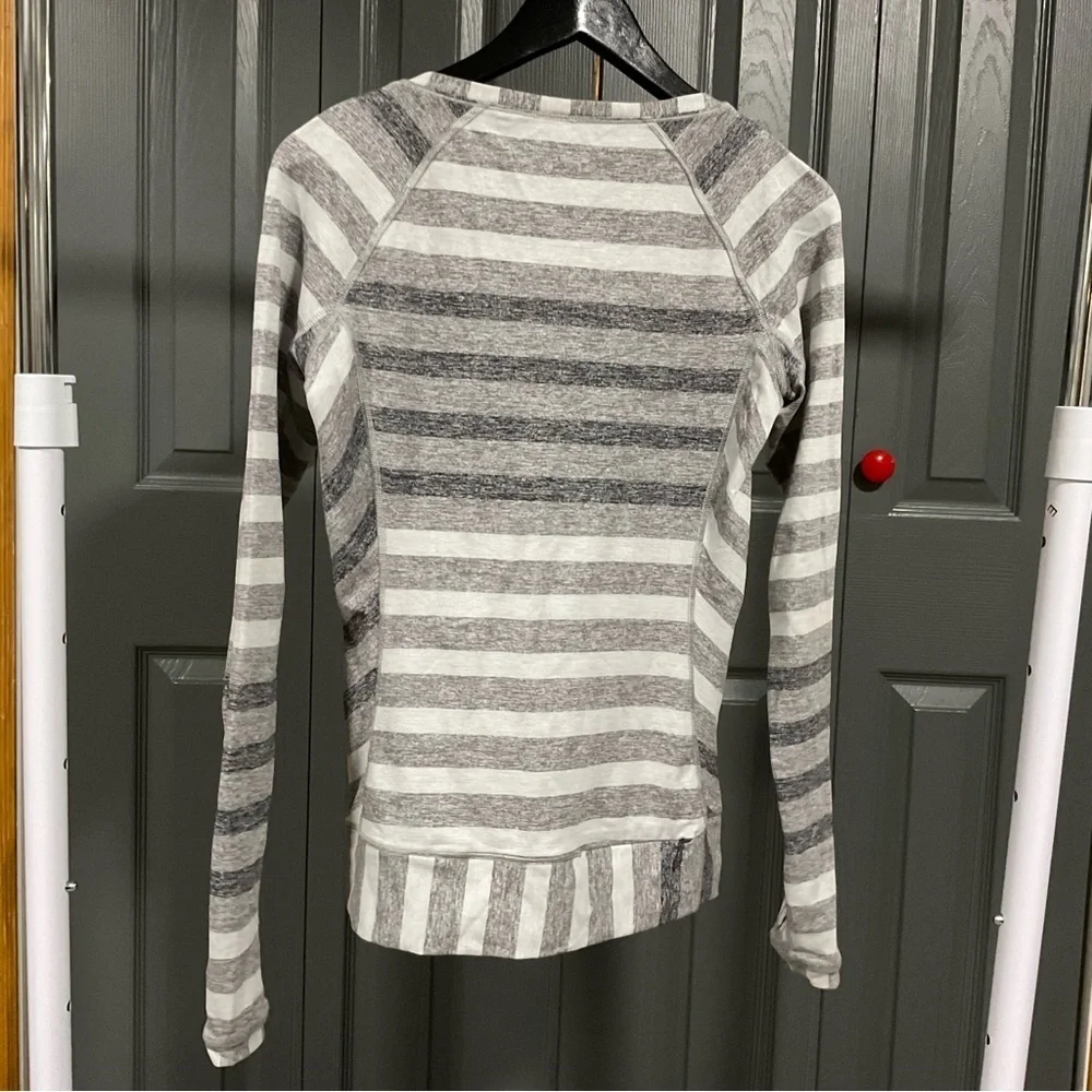 LULULEMON RACE YOUR PACE LONG SLEEVE MARSHMALLOW STRIPE SLATE YOGA DANCE EUC 6 - Picture 4 of 11